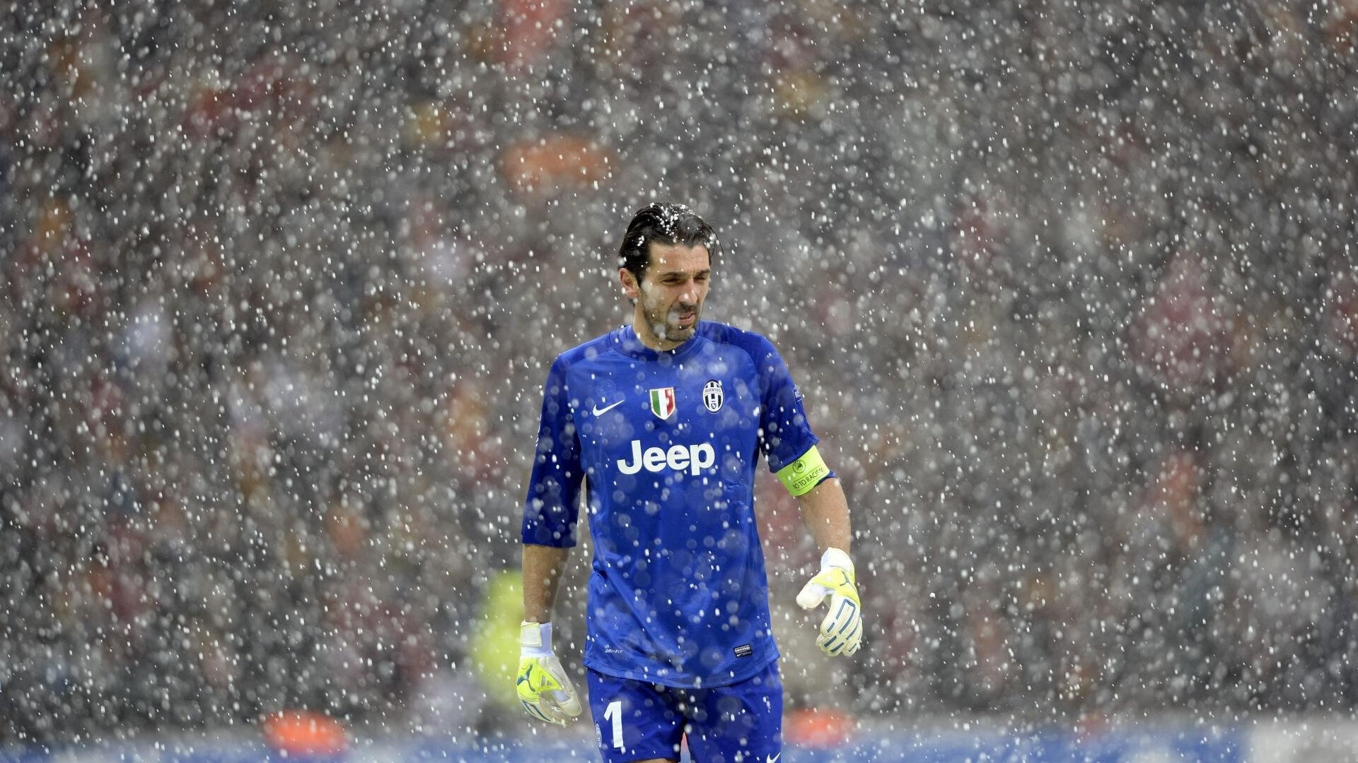 “足球场地建设提速,为全民运动提供硬件保障”,足球场的建设